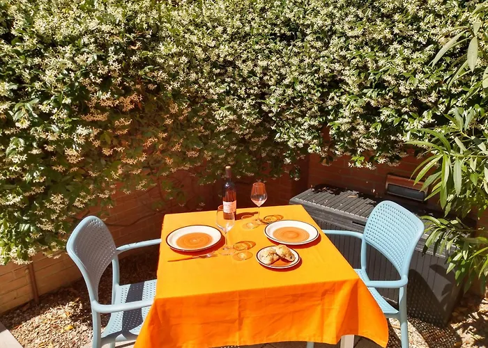 Orange Casanova - Fibre-Optic Internet And Garden